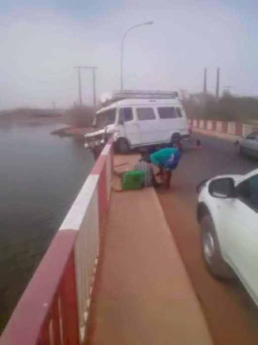 Kaolack : Spectaculaire !  Un car s’incruste dans le pont Serigne Bassirou Mbacké.