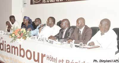 [Vidéo] Bara Tall, Gadio, Amsatou Sow Sidibé, Serigne Mansour Sy Djamil et d'autres mouvements citoyens s'unissent contre Wade et Karim