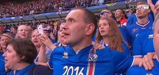 Arrêt sur images: Le Président Islandais refuse la tribune officielle pour s’asseoir dans les gradins avec ses concitoyens Arrêt sur images: Le Président Islandais refuse la tribune officielle pour s’asseoir dans les gradins avec ses concitoyens