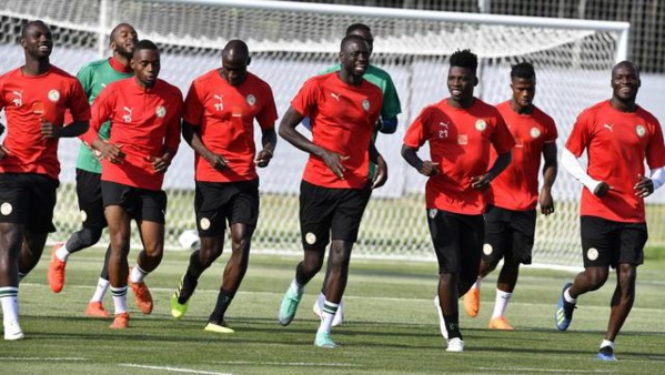 Les Sénégalais à l'entraînement au Stade Spoutnik de Kalouga, le 20 juin 2018. ISSOUF SANOGO / AFP