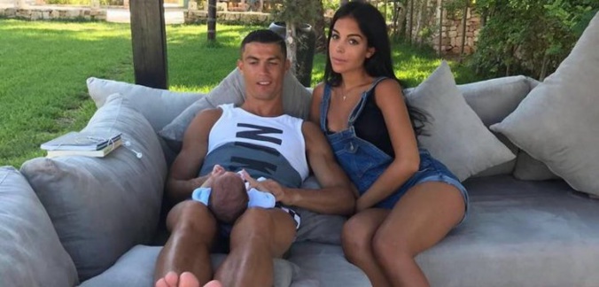 Cristiano Ronaldo bientôt marié ? Voici l’indice qui secoue la toile ! (Photos)