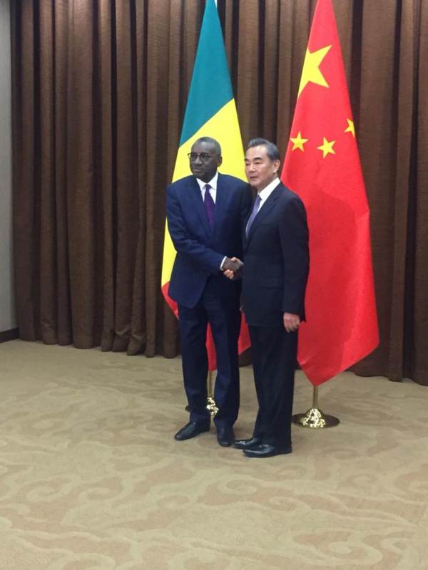 Le ministre des affaires étrangères et des sénégalais de l'extérieur Sidiki Kaba en compagnie de son homologue de la Chine Wang Yi