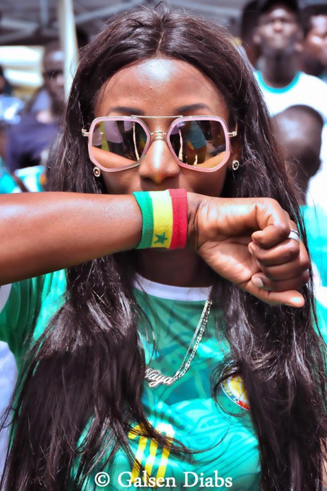  Photos : La femme du comédien, Diop Fall, grande supportrice des Lions 
