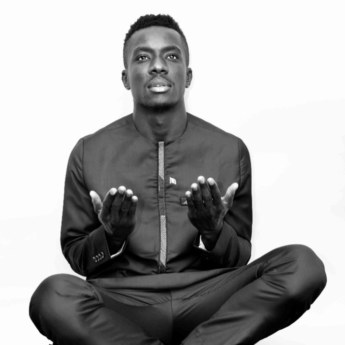 Photos : Idrissa Gana Guèye, en mode prière, AMINE