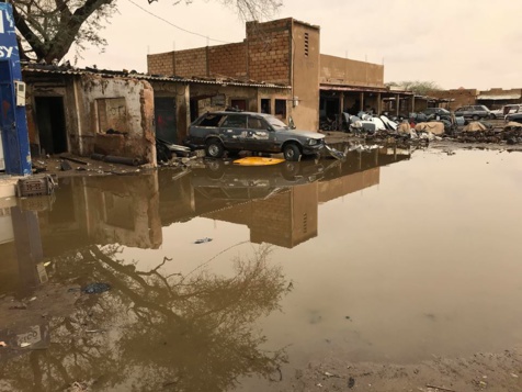 Gare routière à Louga inondée : les riverains accusent les agents de la mairie de Louga d’avoir bouché le canal d’évacuation des eaux pluviales