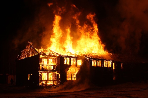 Fass Delorme : Une bougie déclenche un violent incendie et réduit en cendres deux baraques