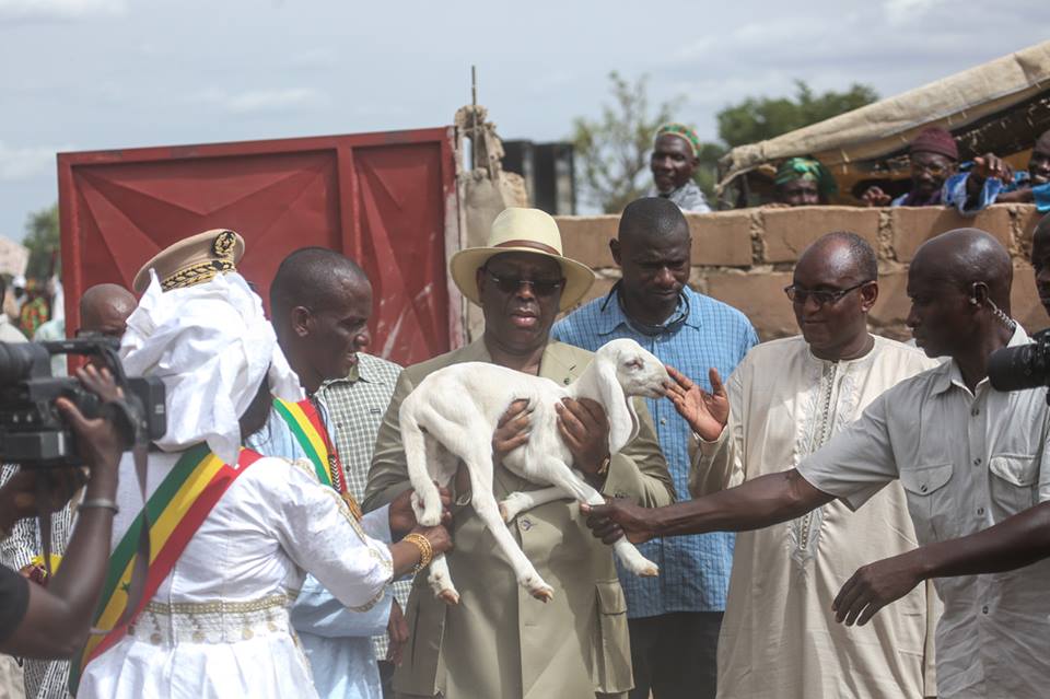 Les images de Macky Sall à Koungheul au chevet des éleveurs sinistrés avec une enveloppe d’un milliard Franc CFA