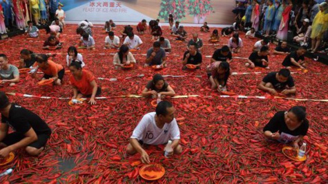 Concours du plus gros mangeur de piments: Un Chinois avale 50 piments en...68 secondes ! Concours du plus gros mangeur de piments: Un Chinois avale 50 piments en...68 secondes !