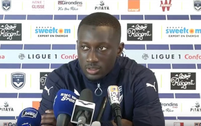 Youssouf Sabaly. Naples met gros sur la table