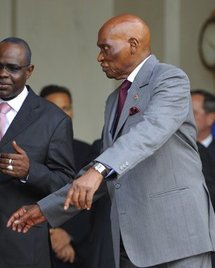 Guinée : le président Wade en sapeur-pompier