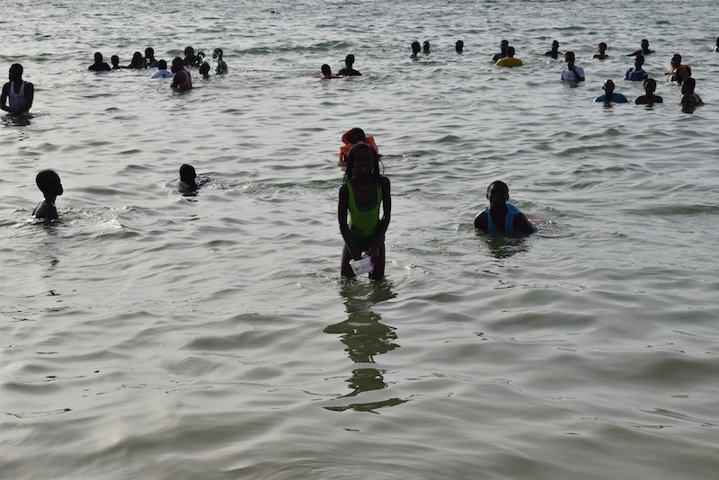 Photos : les vacances ont débuté à la plage de Ngor, c'est chaud