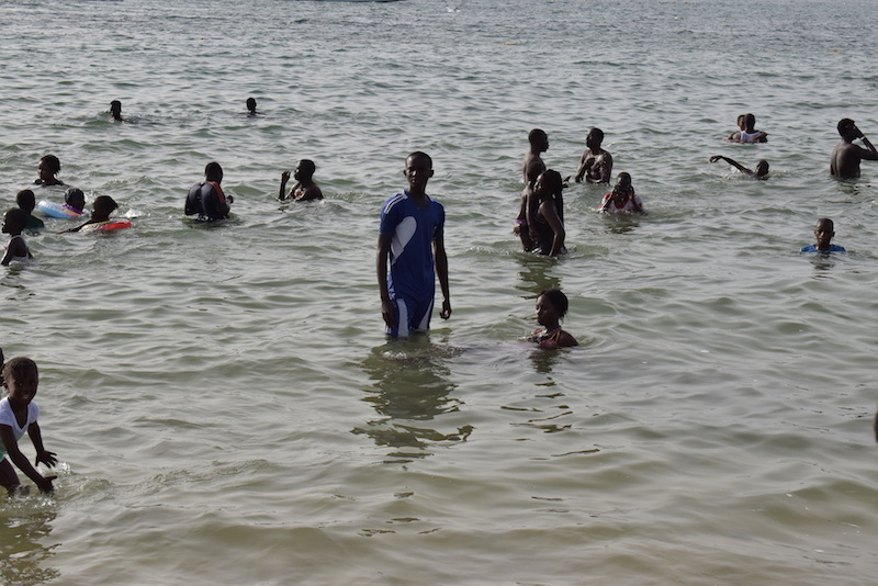 Photos : les vacances ont débuté à la plage de Ngor, c'est chaud