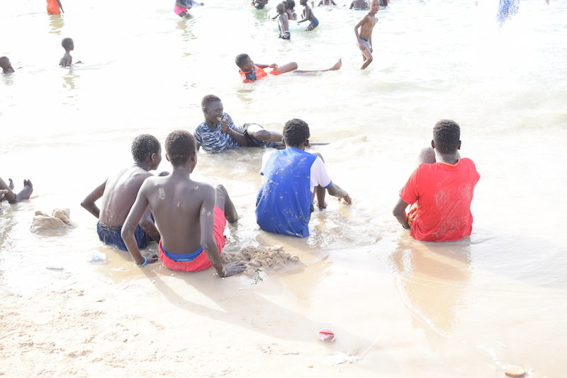 Photos : les vacances ont débuté à la plage de Ngor, c'est chaud