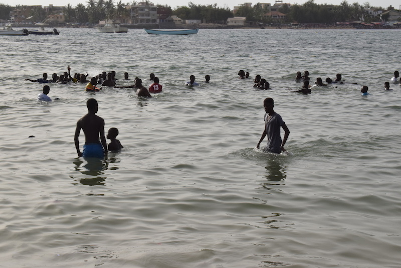 Photos : les vacances ont débuté à la plage de Ngor, c'est chaud