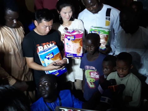 Photos : Modou Lô au chevet des orphelins du centre Keur Serigne Saliou