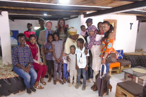 Mauritanie: L’ambassadeur de France rend les honneurs à Coumba Gawlo Mauritanie: L’ambassadeur de France rend les honneurs à Coumba Gawlo