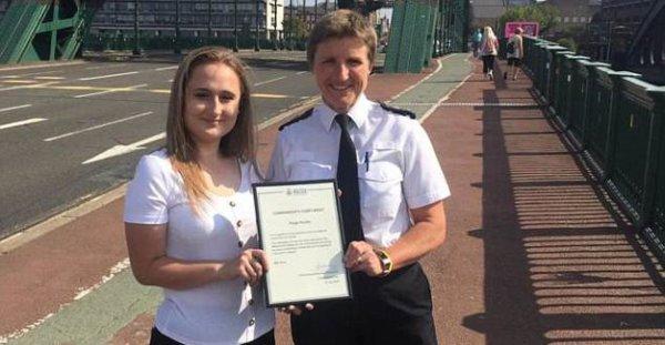 L'adolescente a reçu un certificat de la police pour son acte de bienveillance. (Photo: Police de Northumbrie)
