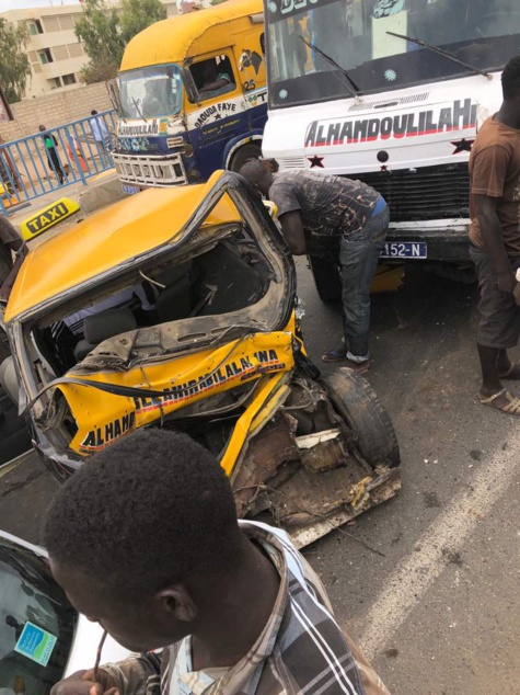 Foire : Un car Ndiaga Ndiaye fonce et réduit en miettes un taxi