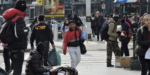 Des vendeurs sénégalais dans le quartier Once à Buenos Aires, le 17 juillet 2018. © Elodie Descamps / JA Des vendeurs sénégalais dans le quartier Once à Buenos Aires, le 17 juillet 2018. © Elodie Descamps / JA
