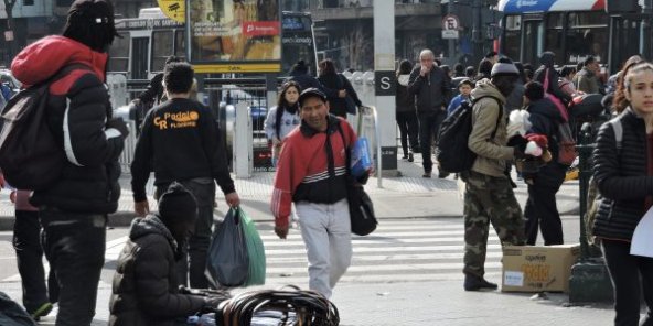 Des vendeurs sénégalais dans le quartier Once à Buenos Aires, le 17 juillet 2018. © Elodie Descamps / JA