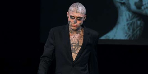 Le mannequin Rick Genest, dit « Zombie Boy », lors d’un défilé de Thierry Mugler, le 19 janvier 2011.