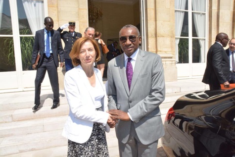 Fake news :  Annoncé gravement malade, Sidiki Kaba signe un accord avec la ministre française des Armées, Mme Florence Parly  