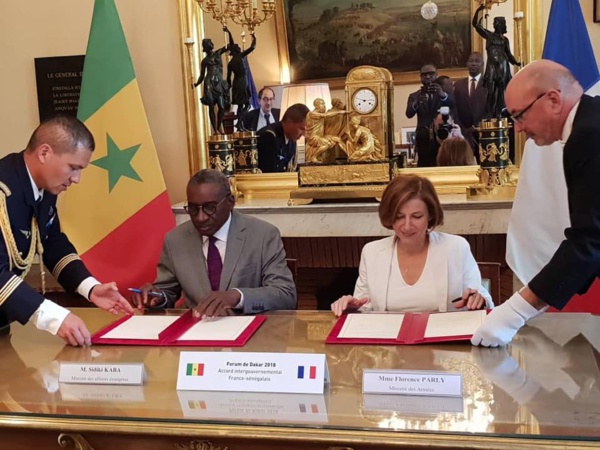 Fake news :  Annoncé gravement malade, Sidiki Kaba signe un accord avec la ministre française des Armées, Mme Florence Parly  