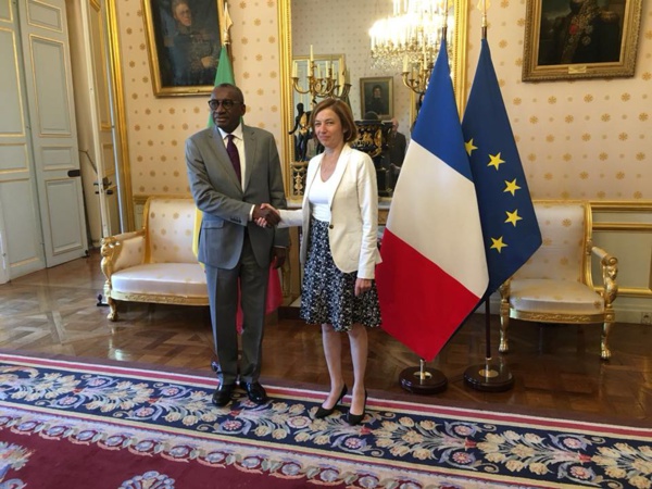 Fake news :  Annoncé gravement malade, Sidiki Kaba signe un accord avec la ministre française des Armées, Mme Florence Parly  