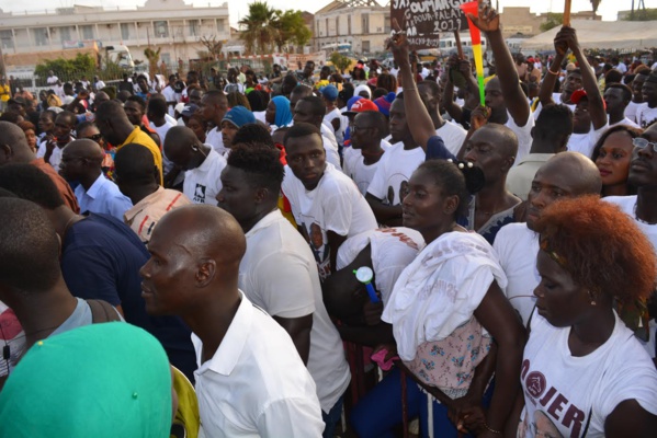 Raz-de-marée humain de la Cojer Rufisque derrière le ministre Oumar Guèye pour le parrainage de Macky Sall Raz-de-marée humain de la Cojer Rufisque derrière le ministre Oumar Guèye pour le parrainage de Macky Sall
