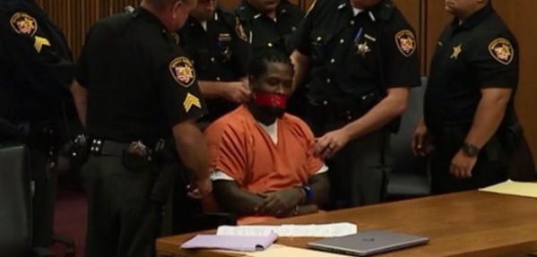 USA: L’accusé refuse de se taire, un juge ordonne aux policiers de le bâillonner (Vidéo)