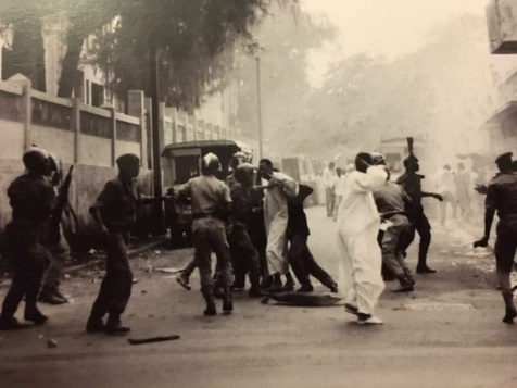 Novembre 1990 : Manifestation pour accès aux médias d'Etat et à des élections libres démocratiques et transparentes Novembre 1990 : Manifestation pour accès aux médias d'Etat et à des élections libres démocratiques et transparentes