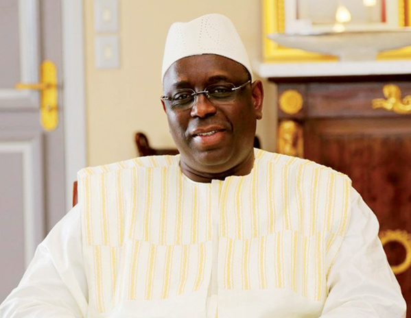 Macky Sall offre 35 millions aux apéristes de Dakar-Plateau Macky Sall offre 35 millions aux apéristes de Dakar-Plateau