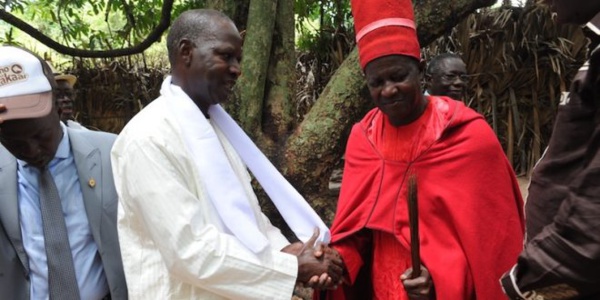 Le PM Mahammad Boun Abdallah Dionne avec le roi d'Oussouye (image archives)