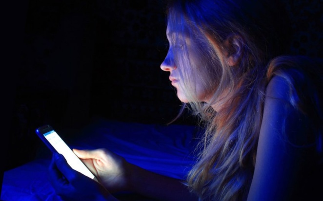 Smartphone : comment la lumière bleue de vos écrans risque de vous rendre aveugle