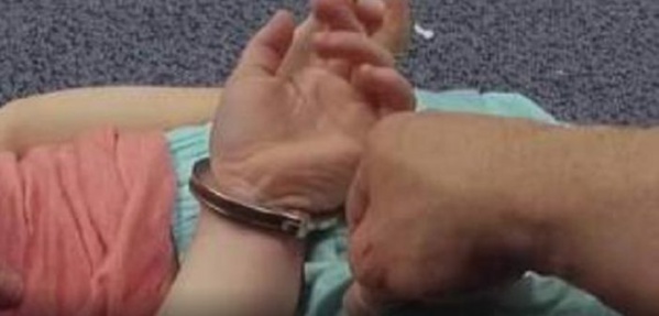 Vidéo: Un enfant autiste de 10 ans menotté par derrière à l’école