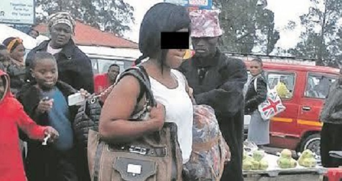 (PHOTO)-Une femme à moitié nue provoque un tollé dans une gare de taxis