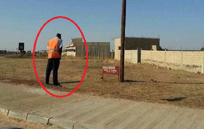 Arrêt sur image: Ce policier urine en pleine rue devant une pancarte qui...l’interdit !