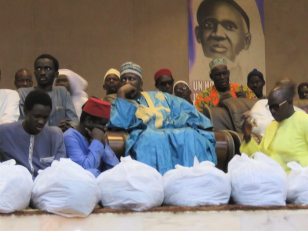 Le député Diop Sy habille 2500 talibés à Tivaouane