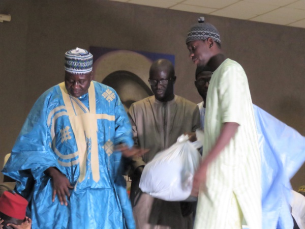 Le député Diop Sy habille 2500 talibés à Tivaouane