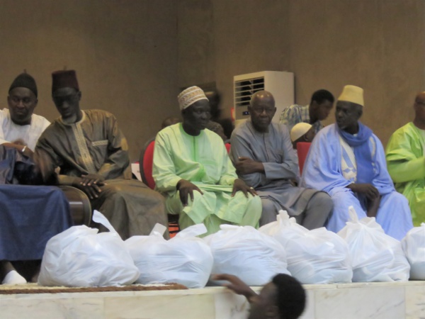 Le député Diop Sy habille 2500 talibés à Tivaouane
