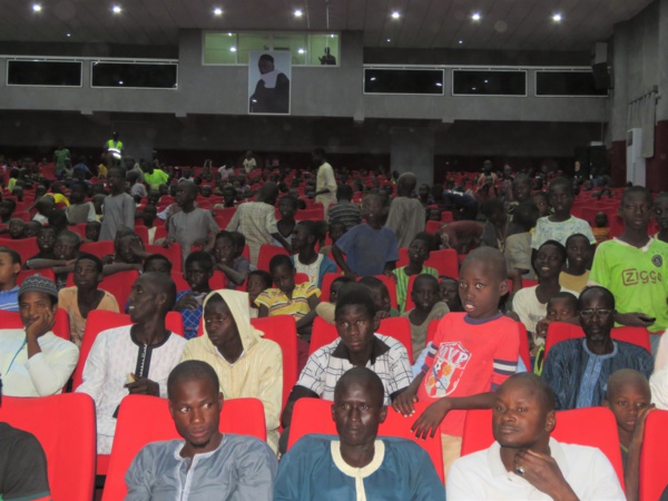 Le député Diop Sy habille 2500 talibés à Tivaouane