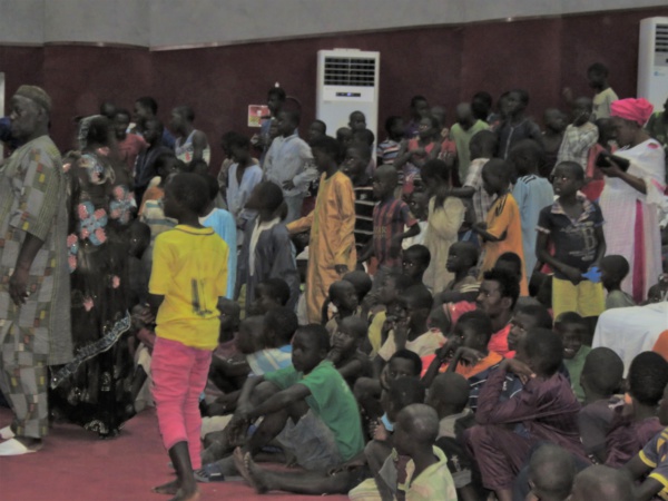 Le député Diop Sy habille 2500 talibés à Tivaouane