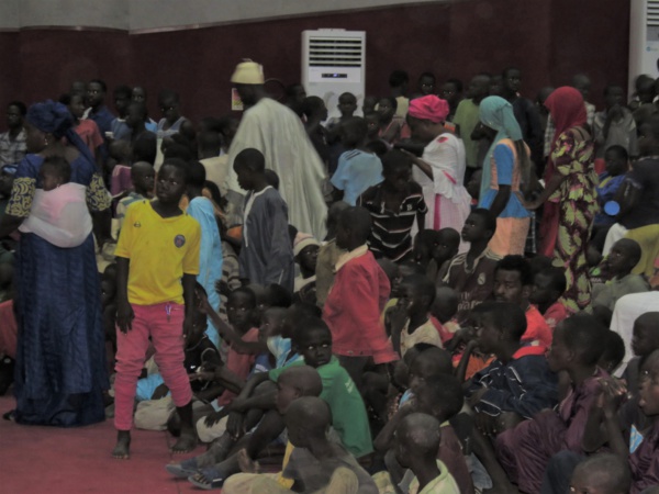 Le député Diop Sy habille 2500 talibés à Tivaouane