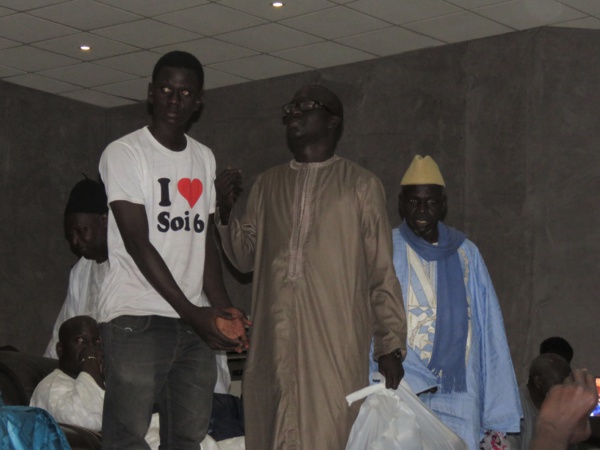 Le député Diop Sy habille 2500 talibés à Tivaouane