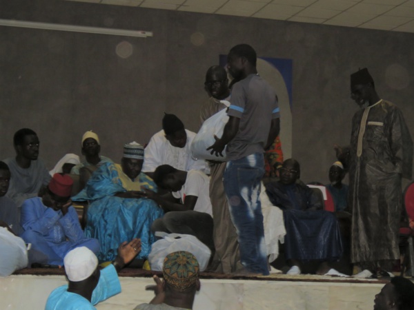 Le député Diop Sy habille 2500 talibés à Tivaouane