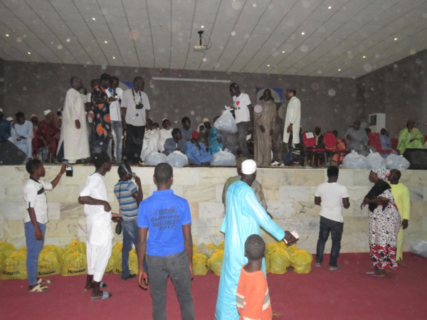 Le député Diop Sy habille 2500 talibés à Tivaouane