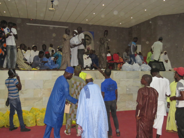 Le député Diop Sy habille 2500 talibés à Tivaouane