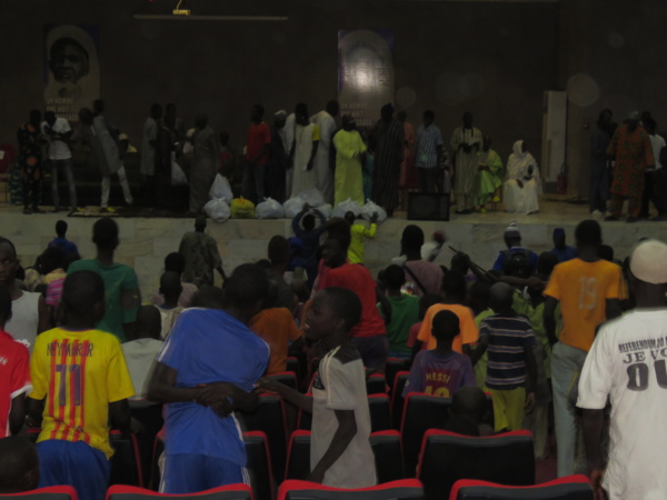 Le député Diop Sy habille 2500 talibés à Tivaouane