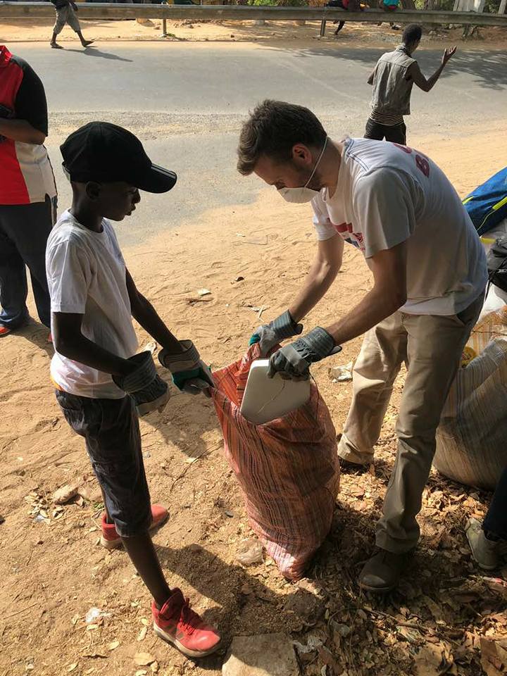 Photos: S.E.M ,l 'Ambassadeur de la Grande Bretagne au Sénégal Hodgson George, journée de nettoyage sur la corniche Est (Dakar)