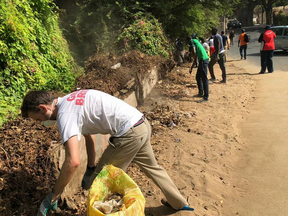 Photos: S.E.M ,l 'Ambassadeur de la Grande Bretagne au Sénégal Hodgson George, journée de nettoyage sur la corniche Est (Dakar)